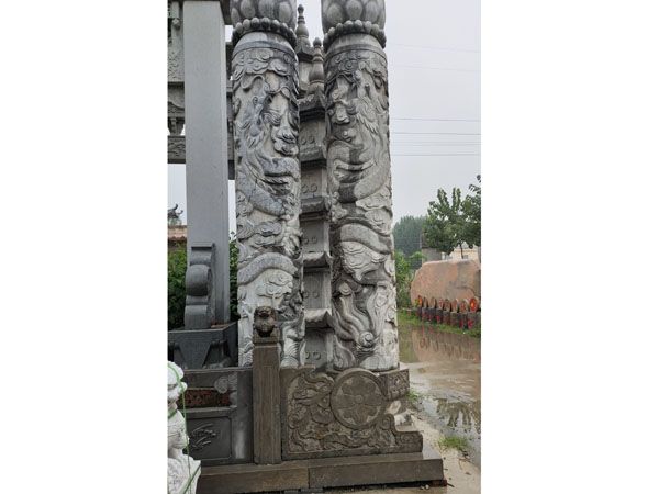 石雕龙柱