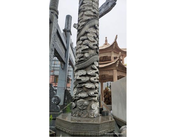 石雕龙柱